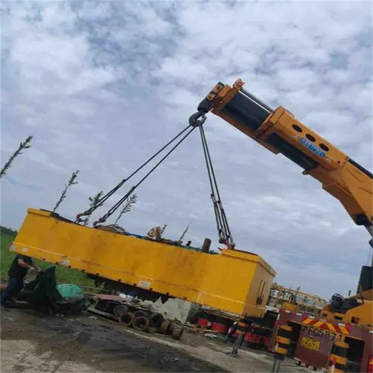 房县吊运集装箱的吊车